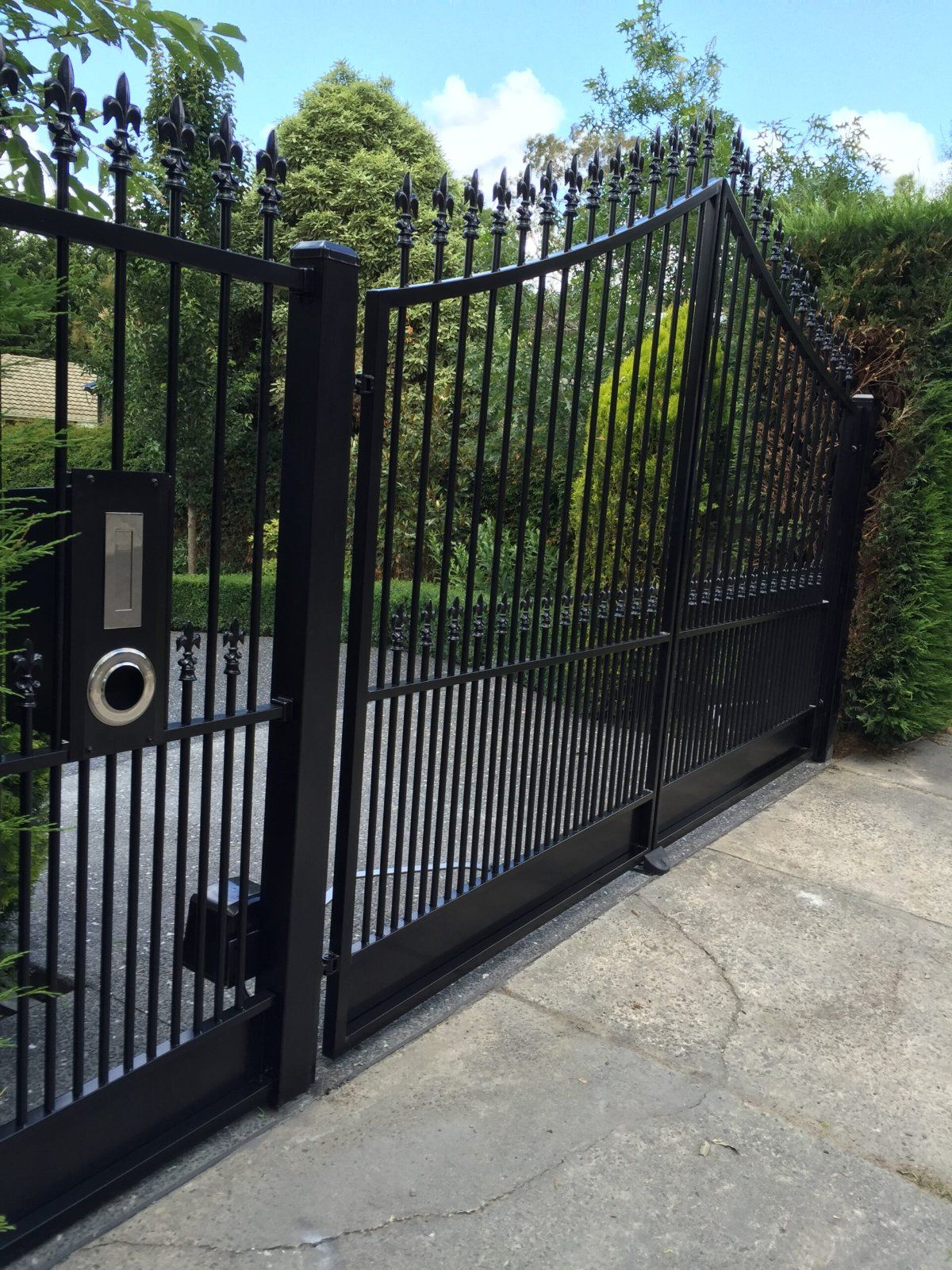 Gates project in Melbourne’s East by Adonai Steel